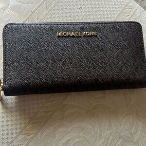 Michael Kors Large Continental Wallet.NWOT. Signature logo. Chocolate Brown